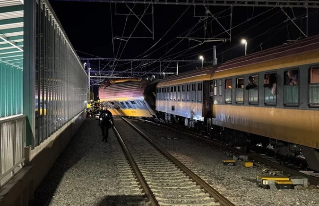 У Чехії пасажирський потяг, який прямував до України, зіштовхнувся з вантажним: є загиблі, відео