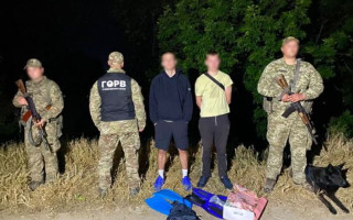 З ластами та надувною подушкою через Дунай до Румунії: прикордонники затримали ухилянтів