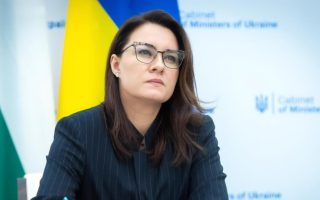 Тілоохоронці, водійки вантажівок, автобусів або навіть тракторів: у Мінекономіки хочуть перенавчати жінок на «чоловічі» професії