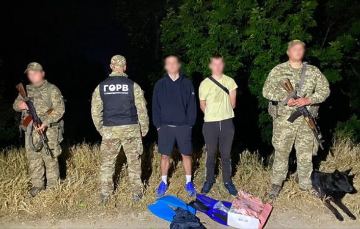 С ластами и надувной подушкой через Дунай в Румынию: пограничники задержали уклонистов