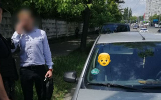Чоловік під час спеки залишив дитину у салоні авто: перехожий викликав поліцію і тепер батька чекає суд