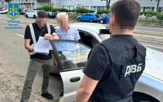 Посередника та працівника МВС підозрюють у підробці довідок про військовий облік авто