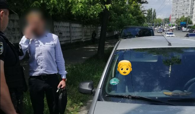 Мужчина во время жары оставил ребенка в салоне авто: прохожий вызвал полицию и теперь отца ждет суд