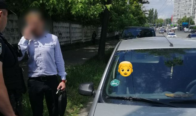 Мужчина во время жары оставил ребенка в салоне авто: прохожий вызвал полицию и теперь отца ждет суд