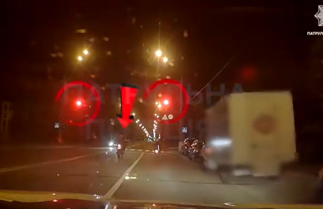 В Киеве наказали водителя мотоцикла Yamaha, который проехал на красный сигнал светофора: видео