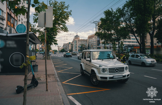 В центре Киева мотопатруль штрафует нарушителей правил парковки