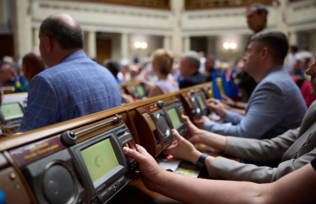 Верховная Рада после вето Президента убрала норму, которой предлагали увольнять людей за непредъявление родственников, оставшихся на временно оккупированной территории