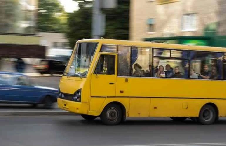 Во Львове из маршрутки на ходу выпал пассажир: как наказали водителя