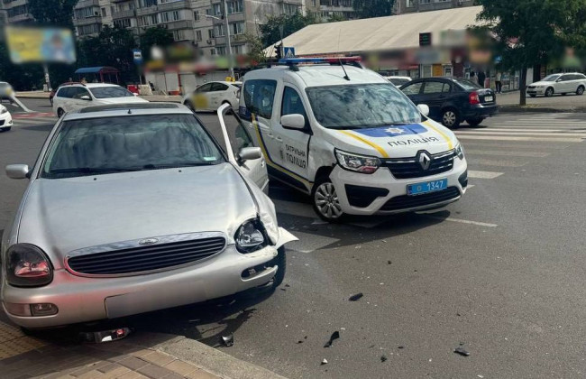 В Киеве произошло ДТП с участием автомобиля патрульной полиции