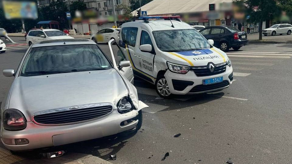 У Києві сталася ДТП за участю автівки патрульної поліції