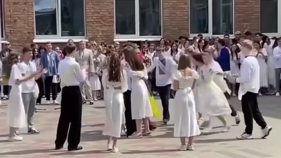 В Черкассах выпускник сделал предложение девушке во время школьного вальса: видео