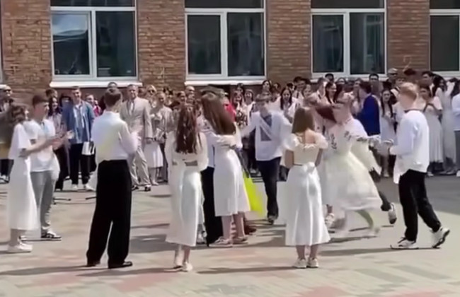 У Черкасах випускник освідчився дівчині під час шкільного вальсу: відео