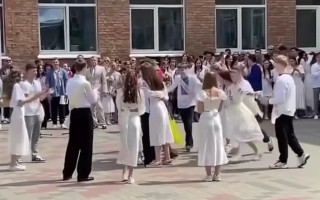У Черкасах випускник освідчився дівчині під час шкільного вальсу: відео