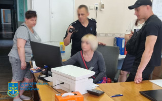 Завищувала зарплату собі та працівникам: на Дніпропетровщині колишнього бухгалтера ліцею підозрюють у заволодінні понад 1 мільйона гривень