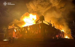 Потужна пожежа на Київщині: горів склад з піддонами, фото