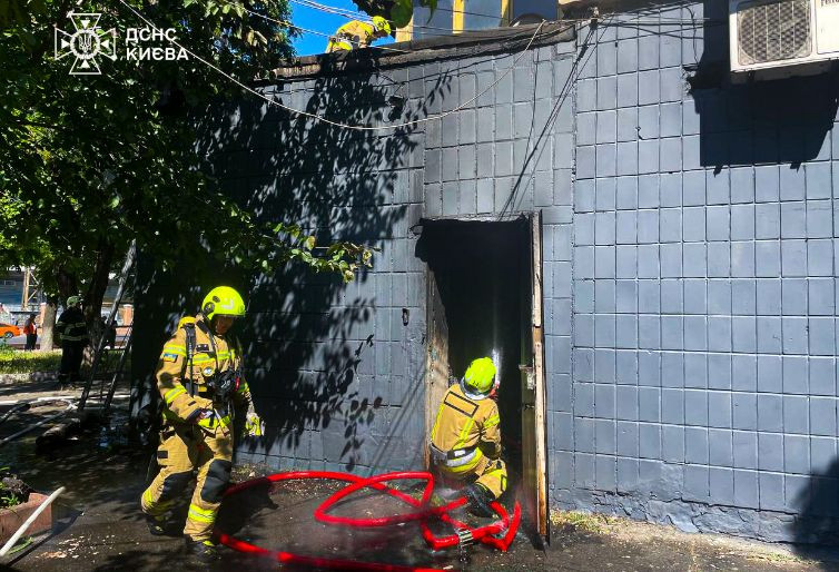 У Києві сталася пожежа у магазині, фото