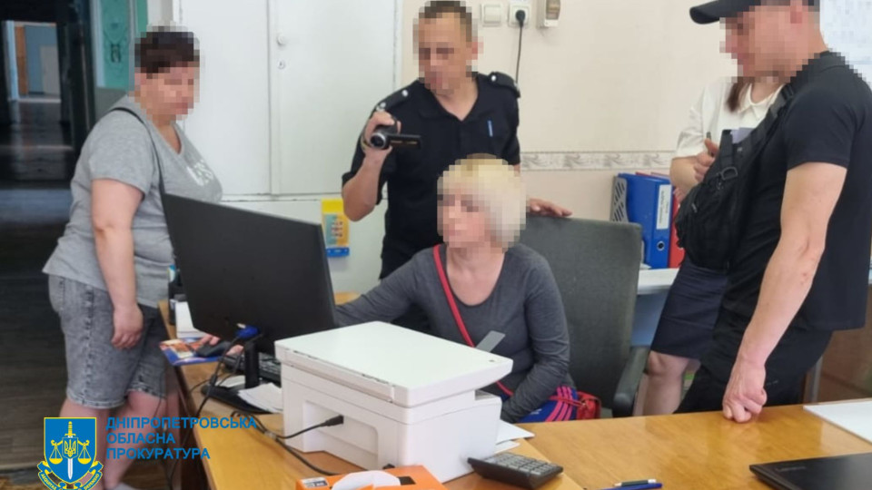 Завищувала зарплату собі та працівникам: на Дніпропетровщині колишнього бухгалтера ліцею підозрюють у заволодінні понад 1 мільйона гривень