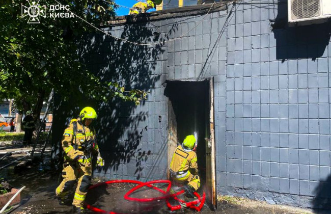 В Киеве произошел пожар в магазине, фото