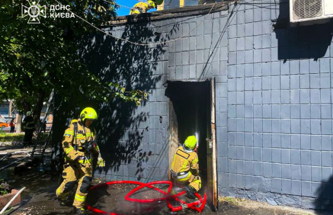 У Києві сталася пожежа у магазині, фото