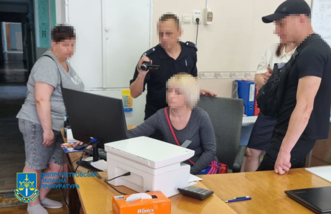 Завышала зарплату себе и работникам: на Днепропетровщине бывшего бухгалтера лицея подозревают в завладении более 1 миллиона гривен