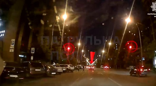 На очах у поліції проїхав на червоний сигнал світлофора: у Києві покарали водія Toyota, відео