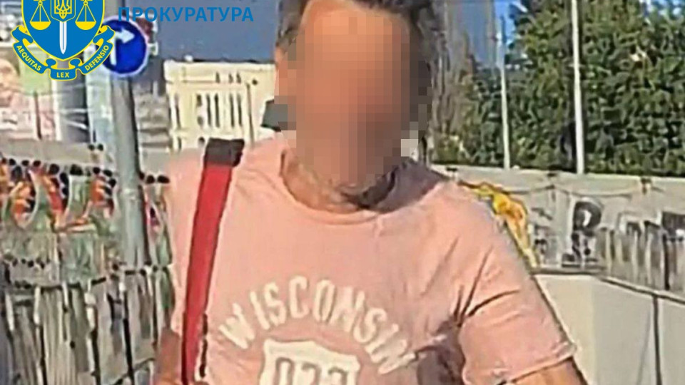 Нападение на волонтерку в Киеве: суд отправил под ночной домашний арест 70-летнего хулигана
