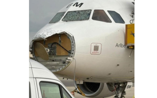 Сильний град відбив ніс літака Austrian Airlines на підльоті до Відня, фото
