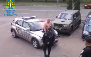 У Києві чоловік заліз на капот авто поліції і вдарив правоохоронця: фото та відео