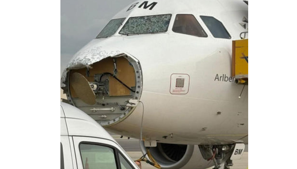 Сильний град відбив ніс літака Austrian Airlines на підльоті до Відня, фото
