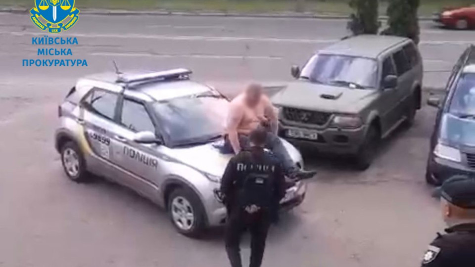 В Киеве мужчина залез на капот авто полиции и ударил правоохранителя: фото и видео