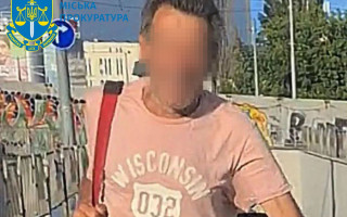 Напад на волонтерку у Києві: суд відправив під нічний домашній арешт 70-річного хулігана