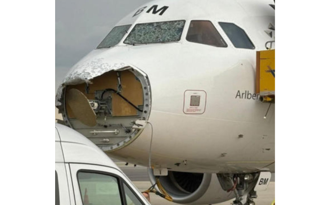 Сильний град відбив ніс літака Austrian Airlines на підльоті до Відня, фото