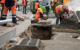 Через роботи на зливоприймальній системі обмежать рух транспорту Набережним шосе в Києві