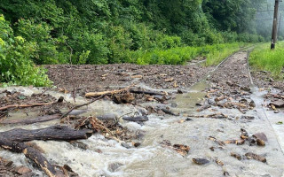 На Закарпатті селевий потік зійшов на залізничну колію, фото