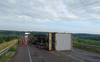 На автодороге М-30 на Черкасщине перевернулся грузовик – движение автомобилей ограничено
