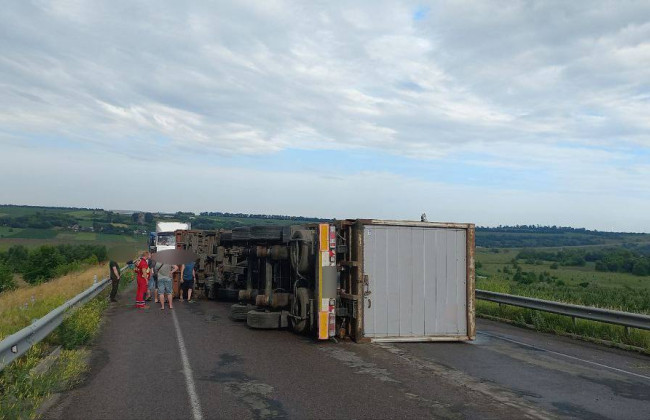 На автодорозі М-30 на Черкащині перевернулася вантажівка – рух автомобілів обмежений