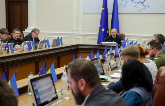 Кабмин до сих пор не опубликовал постановление, которым убрал из условий отсрочки смотрителям за лицами с инвалидностью ІІ группы обязательное заключение ЛКК