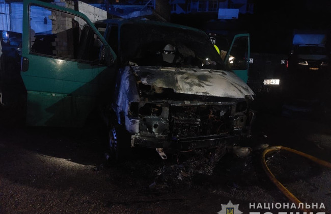 В Днепре неизвестные подожгли микроавтобус ВСУ