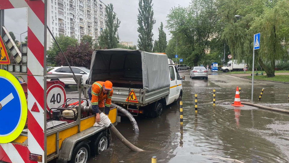 У Києві дощ затоплює маршрутки, автівки пливуть дорогами: відео армагедону