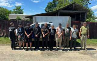 На Буковині затримали групу нелегалів, які з провідником прямували до Румунії на двох авто