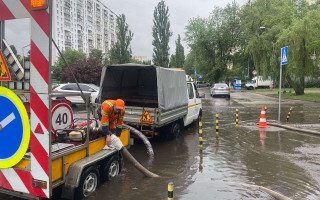 У Києві дощ затоплює маршрутки, автівки пливуть дорогами: відео армагедону