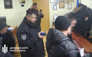 На Днепропетровщине полицейские подкупили мужчину для «продажи оружия», чтобы улучшить себе статистику