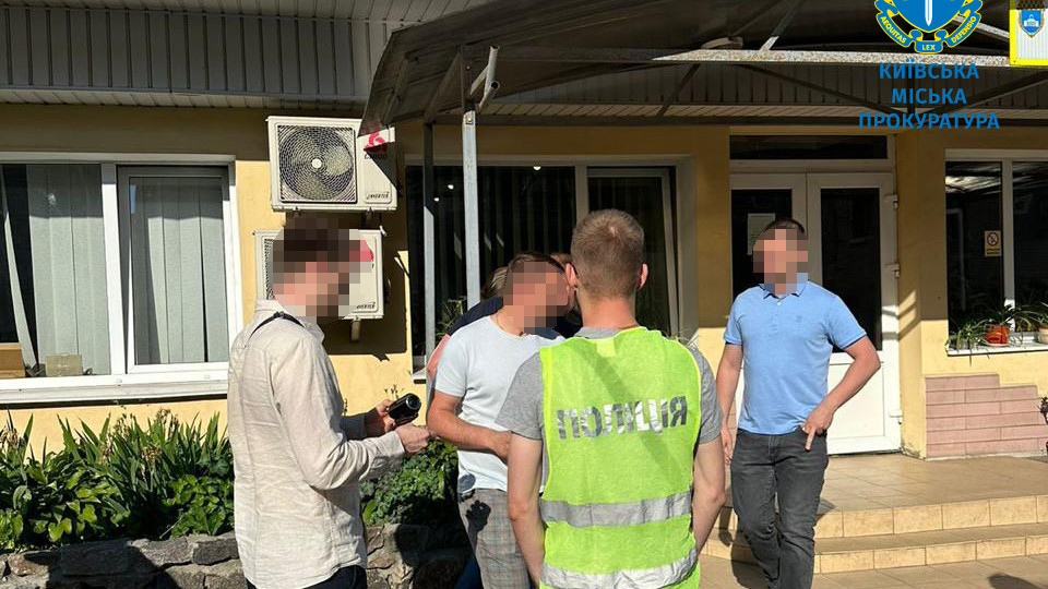Переплата в почти в 1 млн гривен на ремонте дорог в Киеве: подозрение получил директор КП