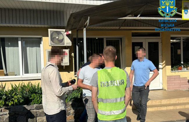 Переплата в майже в 1 млн гривень на ремонті доріг у Києві: підозру отримав директор КП