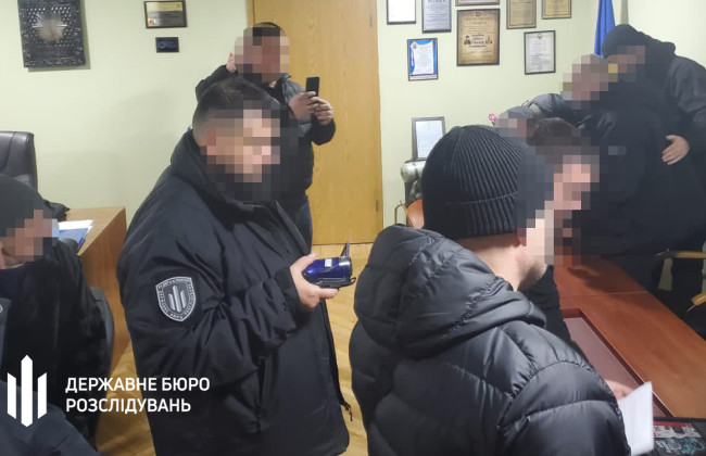 На Днепропетровщине полицейские подкупили мужчину для «продажи оружия», чтобы улучшить себе статистику