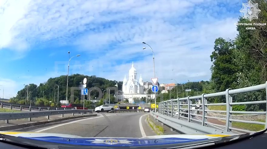 KIA влетел в отбойник: в Киеве на съезде с моста Патона произошло ДТП, видео