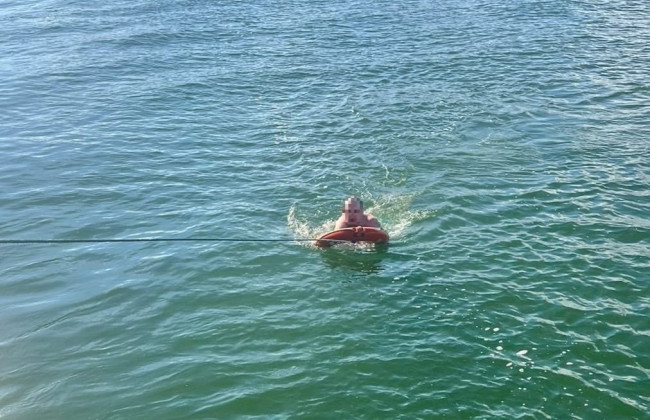 Морпехи ВСУ спасли мужчину, которого отнесло в открытое море