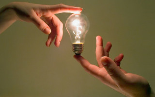 Вчені створили твердий матеріал, здатний зберігати енергію без дротів і акумуляторів