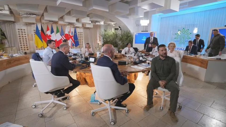 Володимир Зеленський прибув на саміт G7 в Італію: відео