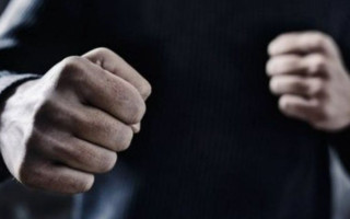 В Киеве группа подростков избили 44-летнего мужчину на летней террасе кафе